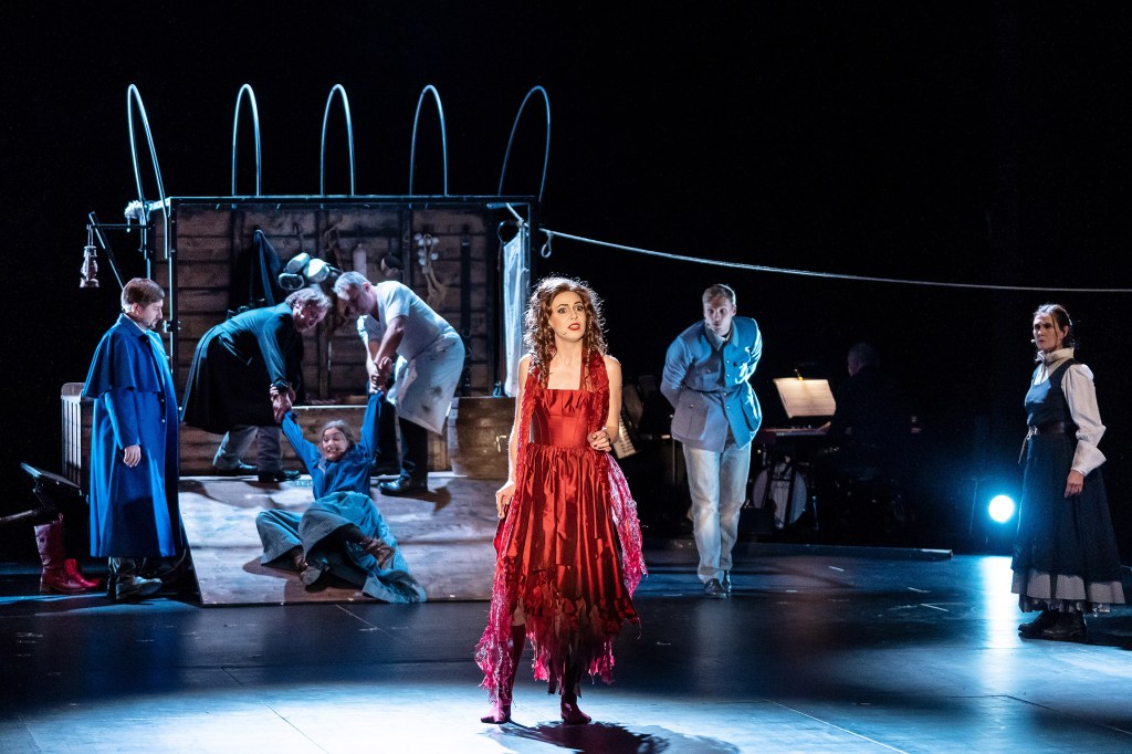 Foto: Peter Litvai. Larissa Sophia Farr (Yvette), Ensemble.