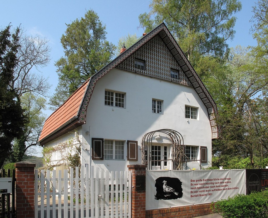 “Warum soll mein Name genannt werden?”: Buckow Votes to Become&nbsp;Brecht-Stadt